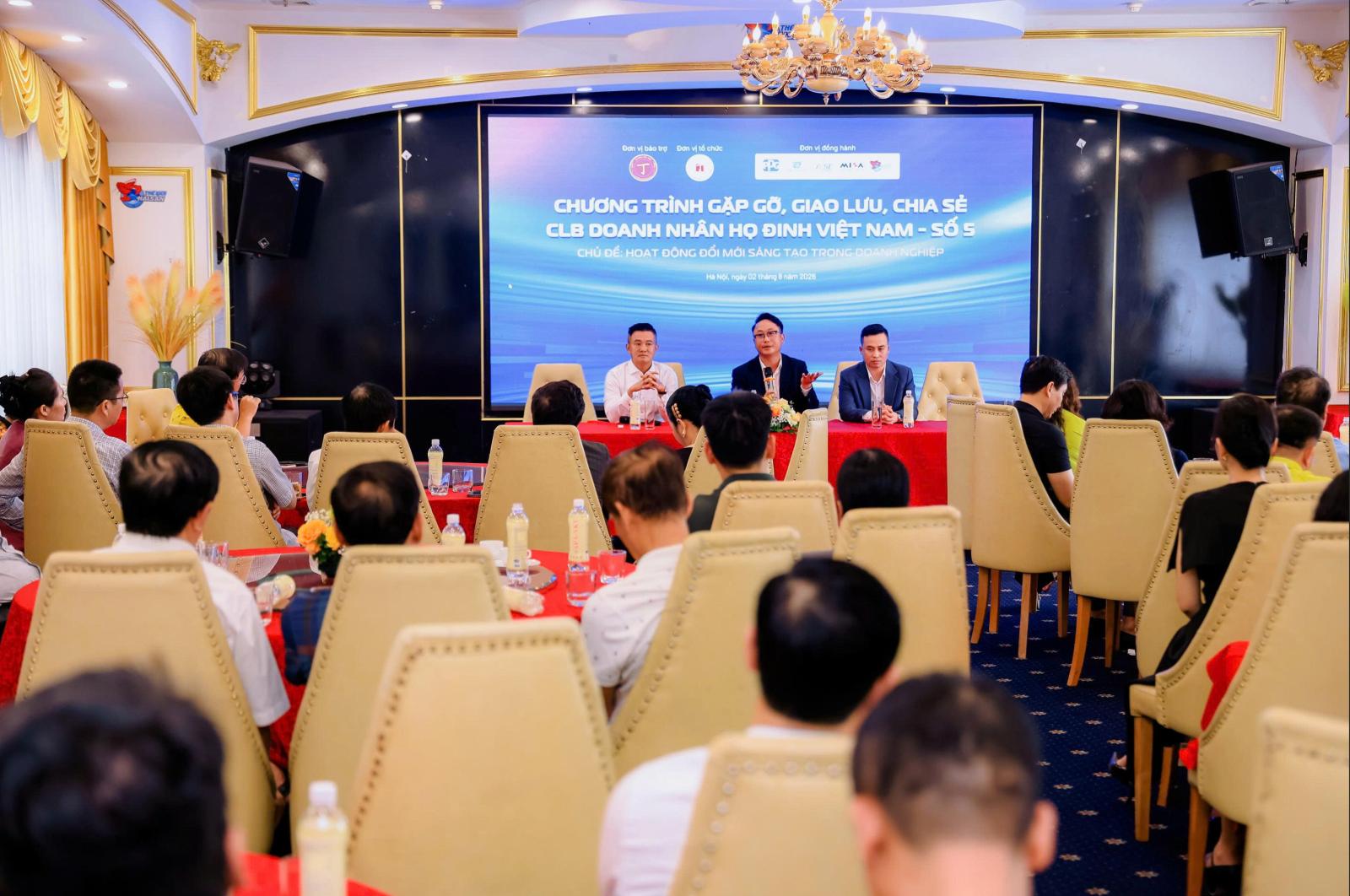 Các diễn giả cùng trao đổi, thảo luận và giải đáp những vấn đề được cộng đồng doanh nhân quan tâm về đổi mới sáng tạo và phát triển doanh nghiệp.