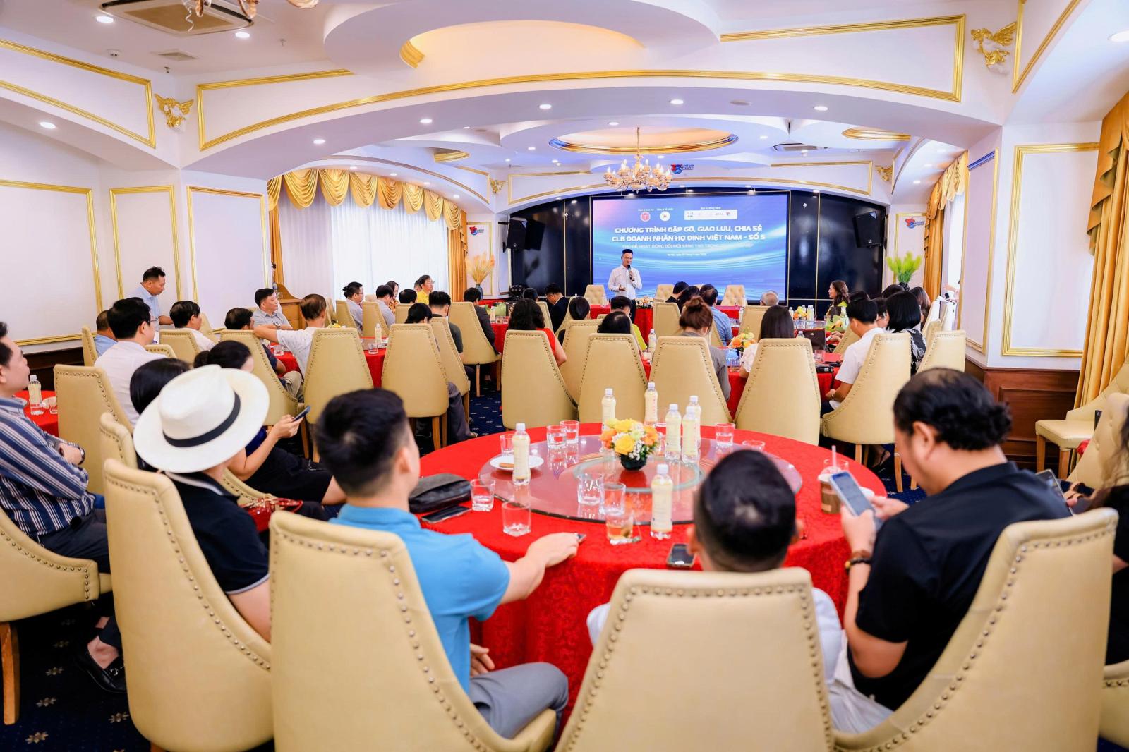 Toàn cảnh Chương trình Gặp gỡ, Giao lưu, Chia sẻ CLB Doanh nhân Họ Đinh Việt Nam – Số 5 với chủ đề 'Hoạt động đổi mới sáng tạo trong doanh nghiệp'.